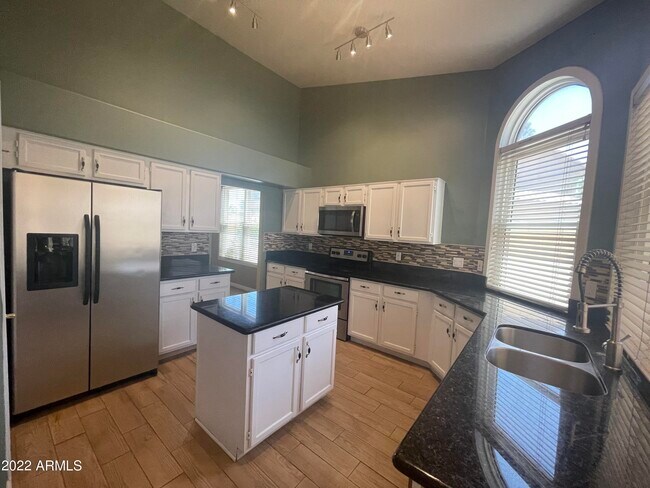 Foto del edificio - 658 N Poplar Ct