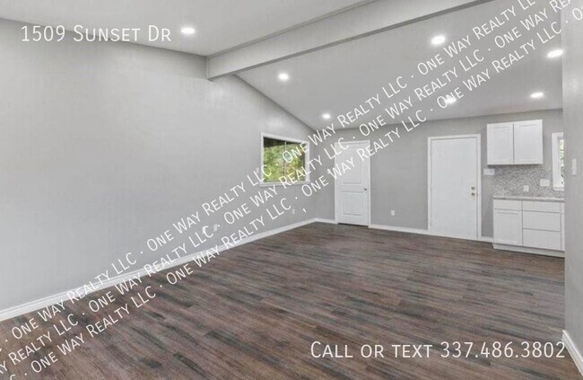 Building Photo - 1/2 Off First Month's Rent!