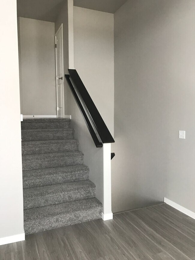 Building Photo - 3 Bed 3 Bath