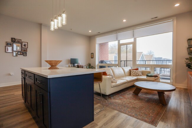 Building Photo - 2402 W Carmen Ave