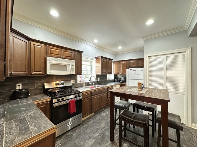 Foto del edificio - 6424 N Magnolia Ave