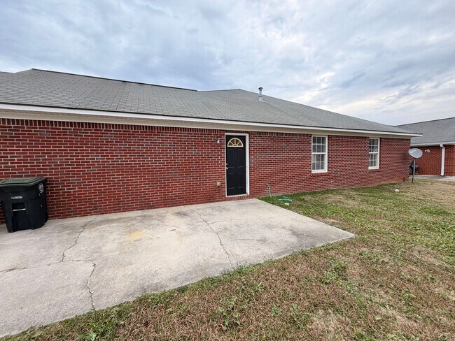 Building Photo - 110-112 Lyons Dr NW