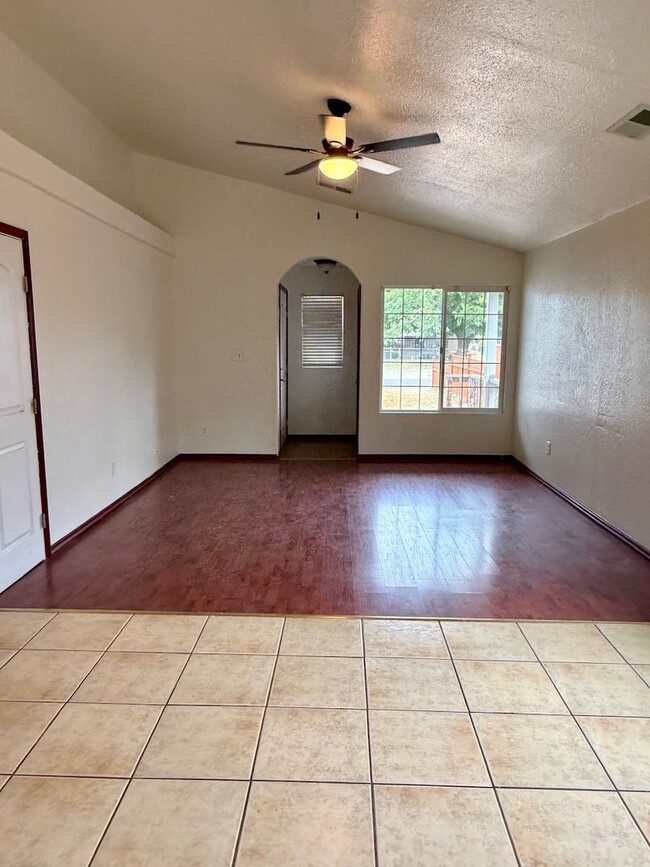 Building Photo - Beautiful 3 bedroom 2 bath house!