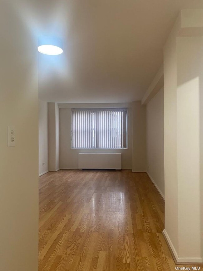 Foto del edificio - 61-20 Grand Central Pkwy