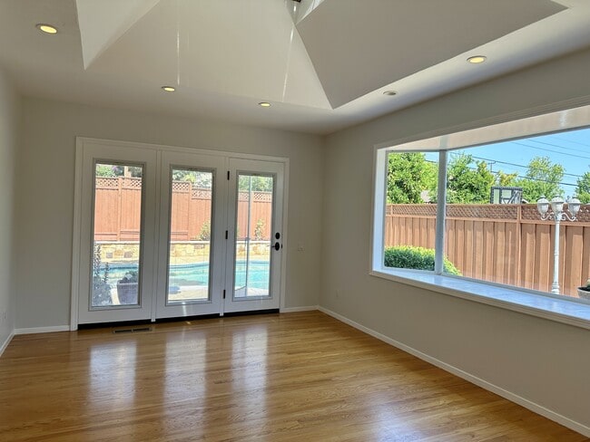 Building Photo - 1633 Honfleur Dr