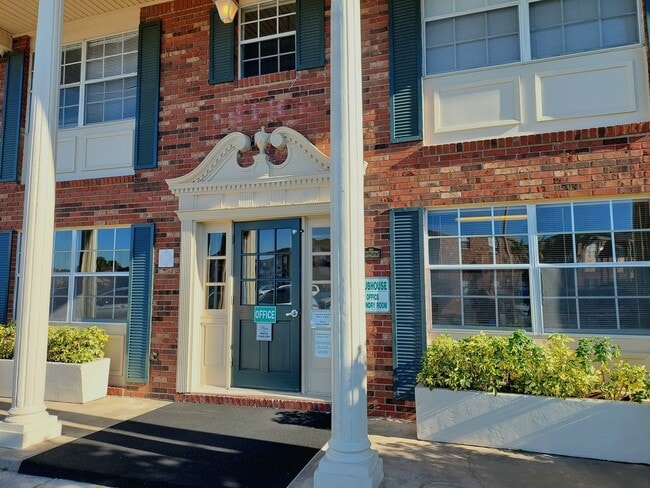 Building Photo - Beautiful 2 Bedroom, 1 Bathroom Condo in the Lake Bentley Shores Community of Lakeland