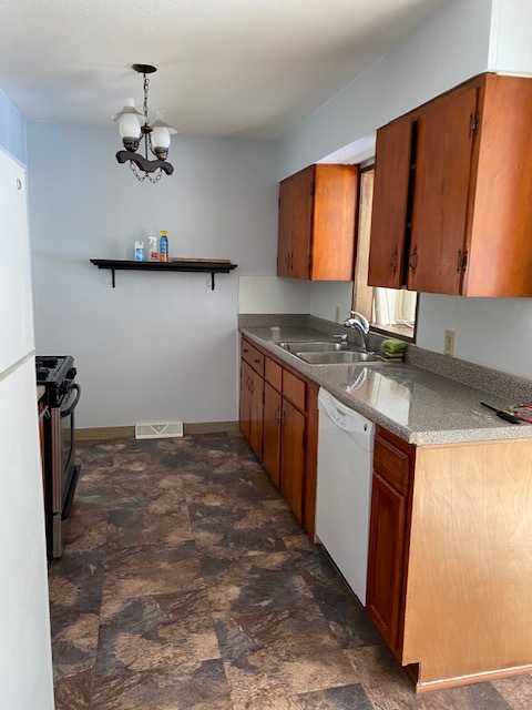 Kitchen - 5827 Thompson Rd