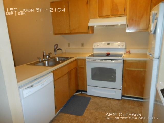 Foto del edificio - 2104 Cederwood