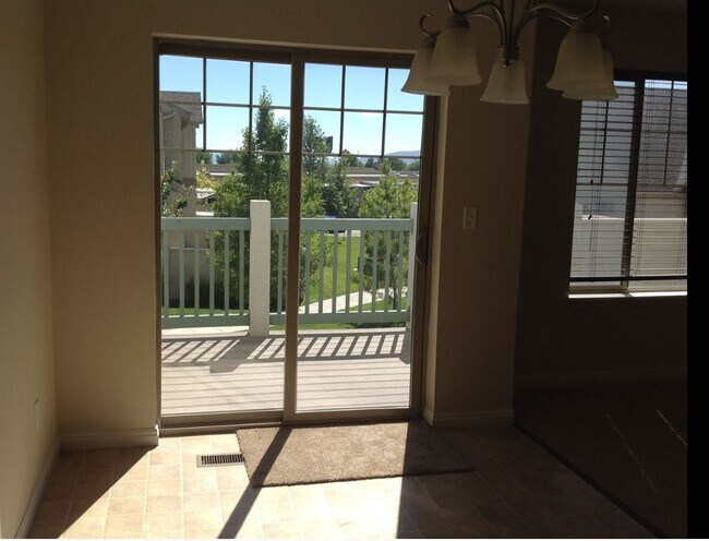 Comedor y vista a la terraza - 981 Independence Ave