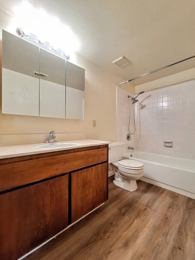 Building Photo - Spacious Second Floor 1bd Condo With Laundry In Unit, Pool, Balcony, & Carport!