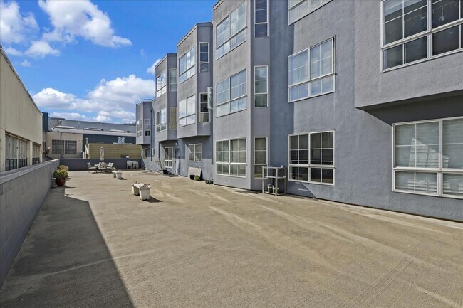 Building Photo - 180 7th St