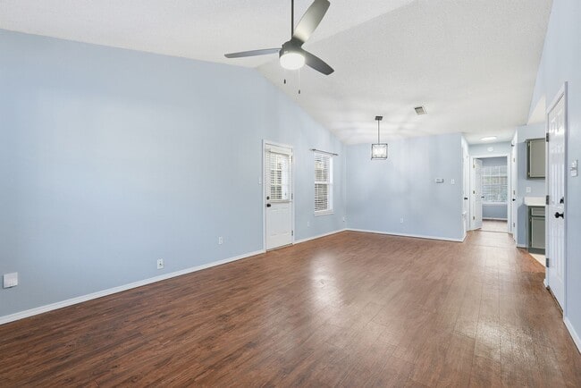 Building Photo - Home in Benton