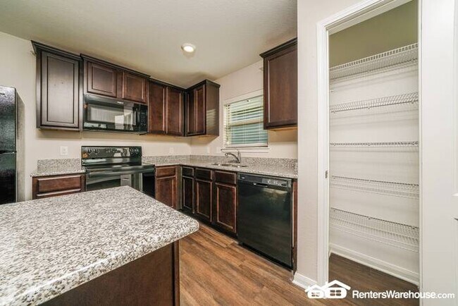 Foto del edificio - Get moved in Before the Holiday Rush!!!.