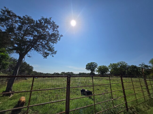 Foto del edificio - 606 Blessing Ranch Rd