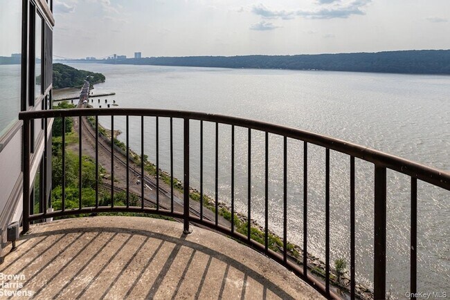 Foto del edificio - 2521 Palisade Ave