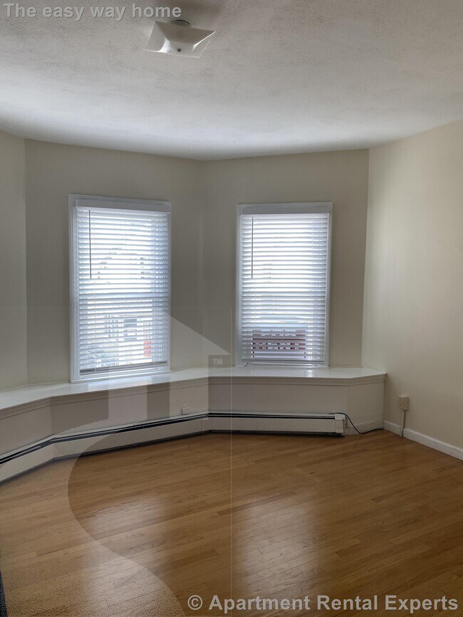 Building Photo - 372 Medford St