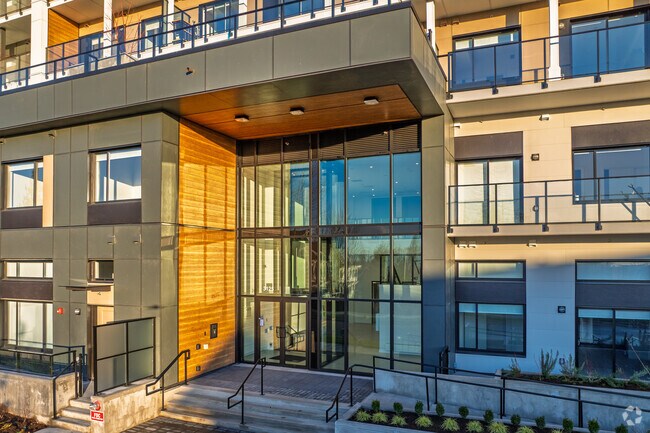 Extérieur du hall d'entrée moderne - The Everett Marine & Kerr