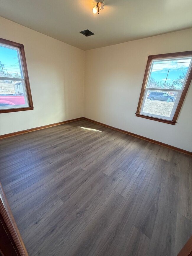 Building Photo - 1102-1104 Eisenhower