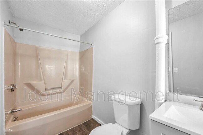 Foto del edificio - 21 Greenwoods Ave