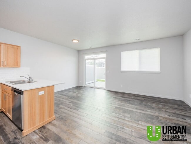 Building Photo - Woodlawn Duplex