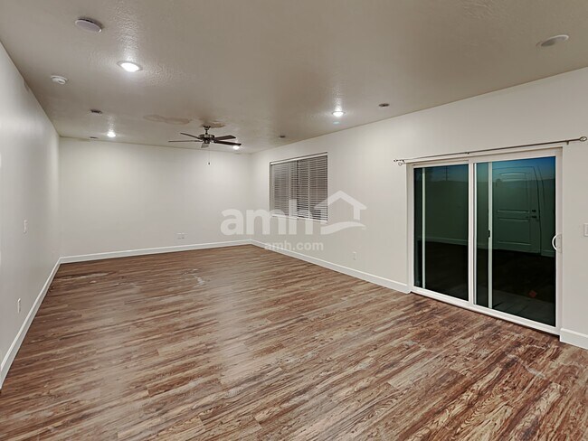 Foto del edificio - 213 N Dry Crk Rd