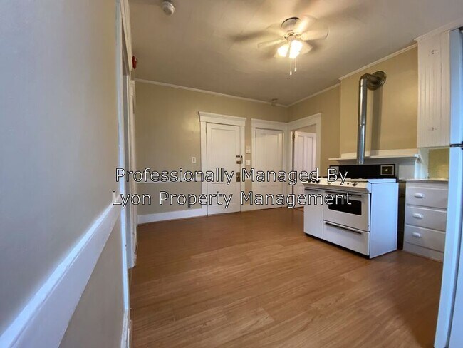 Foto del edificio - 1672 Lonsdale Ave
