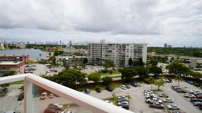Foto del edificio - 1351 NE Miami Gardens Dr