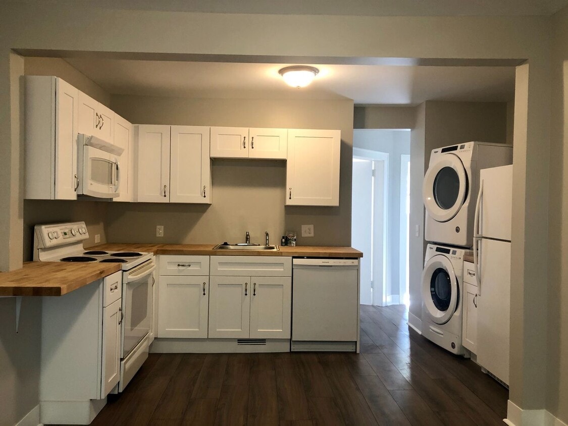 Foto principal - 3 Bedroom Duplex in Madison $1700/mo. $170...