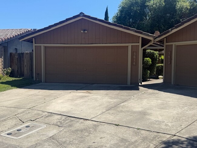 Building Photo - 3 Bed, 2 Bath Home with 2-Car Garage in Quail Lake Area