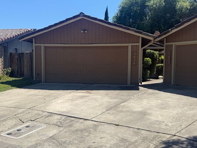 Foto del edificio - 3 Bed, 2 Bath Home with 2-Car Garage in Quail Lake Area