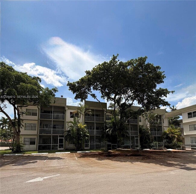 Foto del edificio - 4255 N University Dr