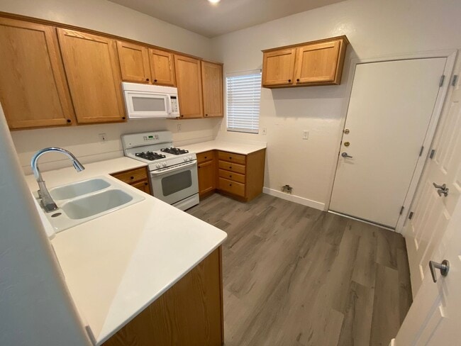 Building Photo - Beautiful 55+ 3 bed/2 bath home located in Aliante