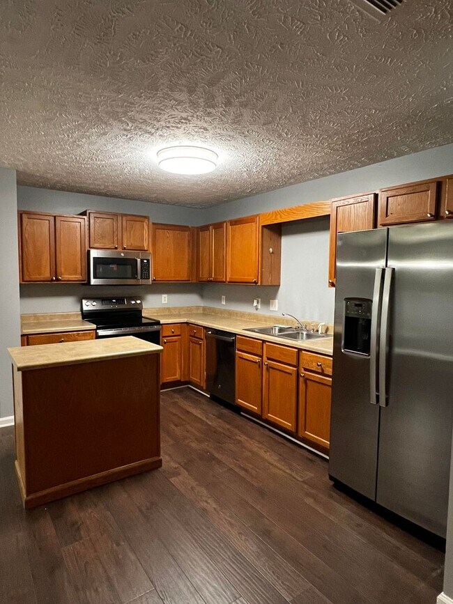 Building Photo - Spacious 2 Bed/2.5 Bath With Attached 1 Ca...