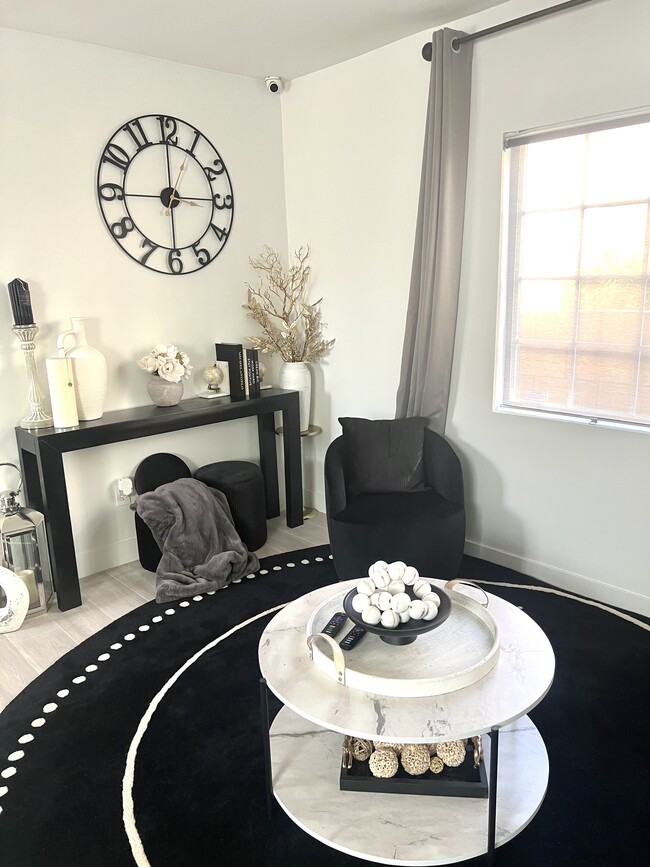 Sala de estar - 527 W Colden Ave