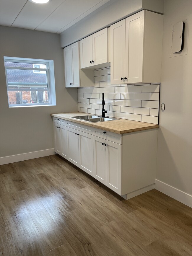 Photo du bâtiment - 301 Indian Rd S