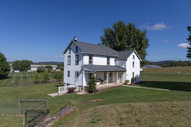 Building Photo - 1049 Reading Rd
