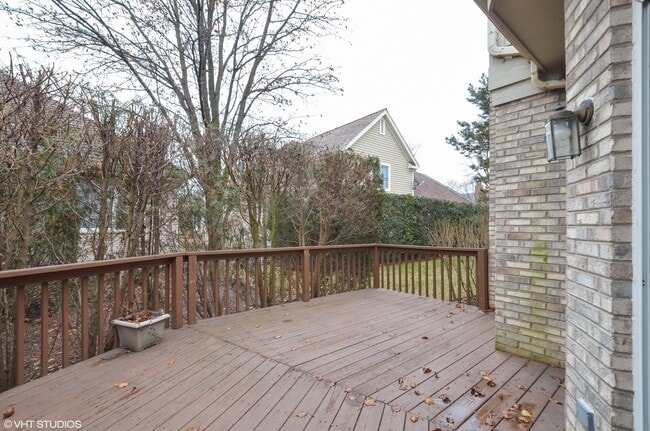 Building Photo - 5 Hotchkiss Ct