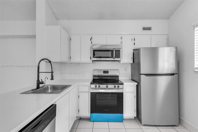 Building Photo - 3065 N Oakland Forest Dr