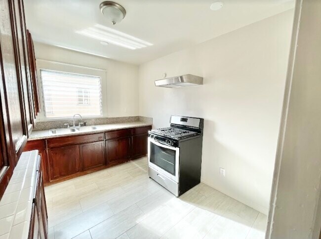 Building Photo - 522 N Heliotrope Dr