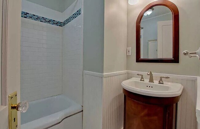 Foto del edificio - 1317 McCullough Ave NE