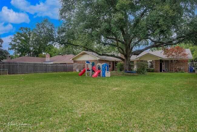 Building Photo - 7440 Camelback Dr