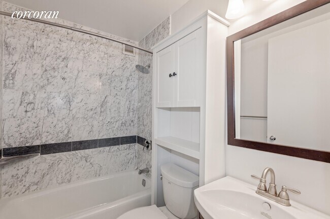 Foto del edificio - 236 E 47th St