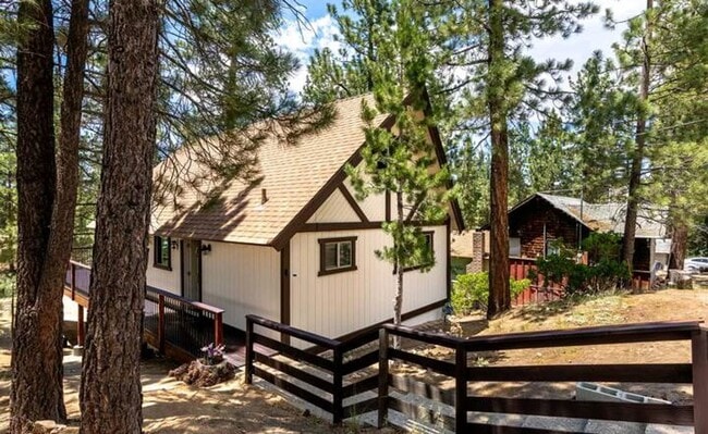 Building Photo - Serene Lakeview Cabin