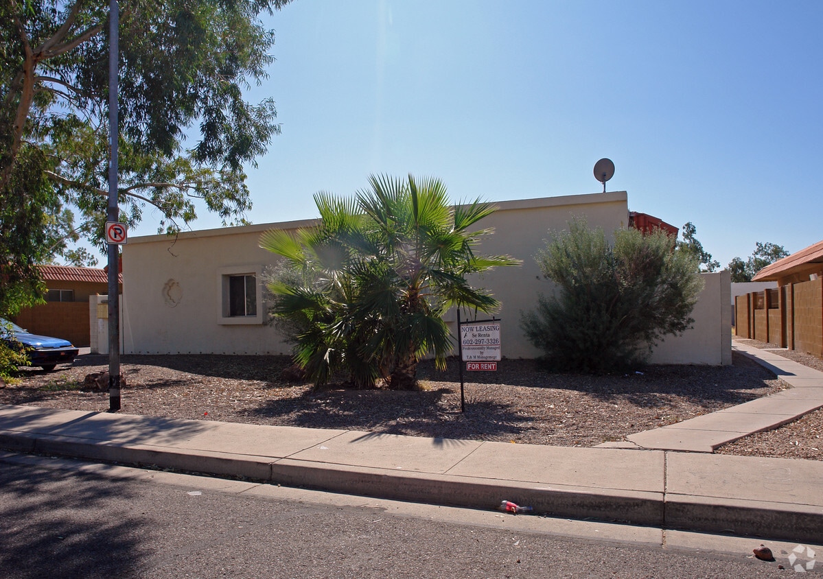 Building Photo - 2727 E Marconi Ave