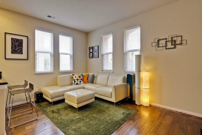 Building Photo - Like New Move in Ready Home