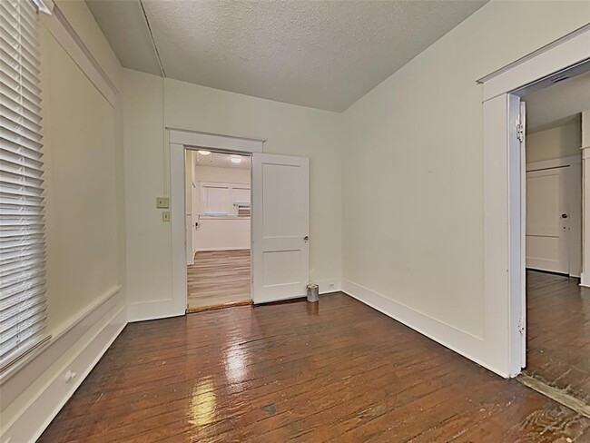 Building Photo - 810 W Magnolia Ave