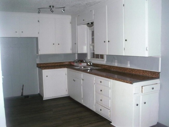Foto del edificio - 2468 N Vandalia Ave
