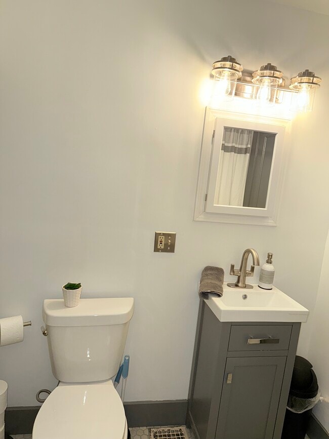 Building Photo - 612 W Washington St