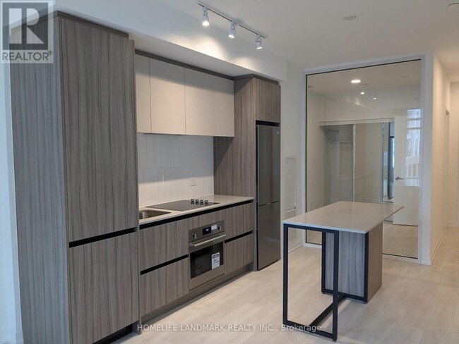 Photo du bâtiment - 8 Beverley Glen Blvd