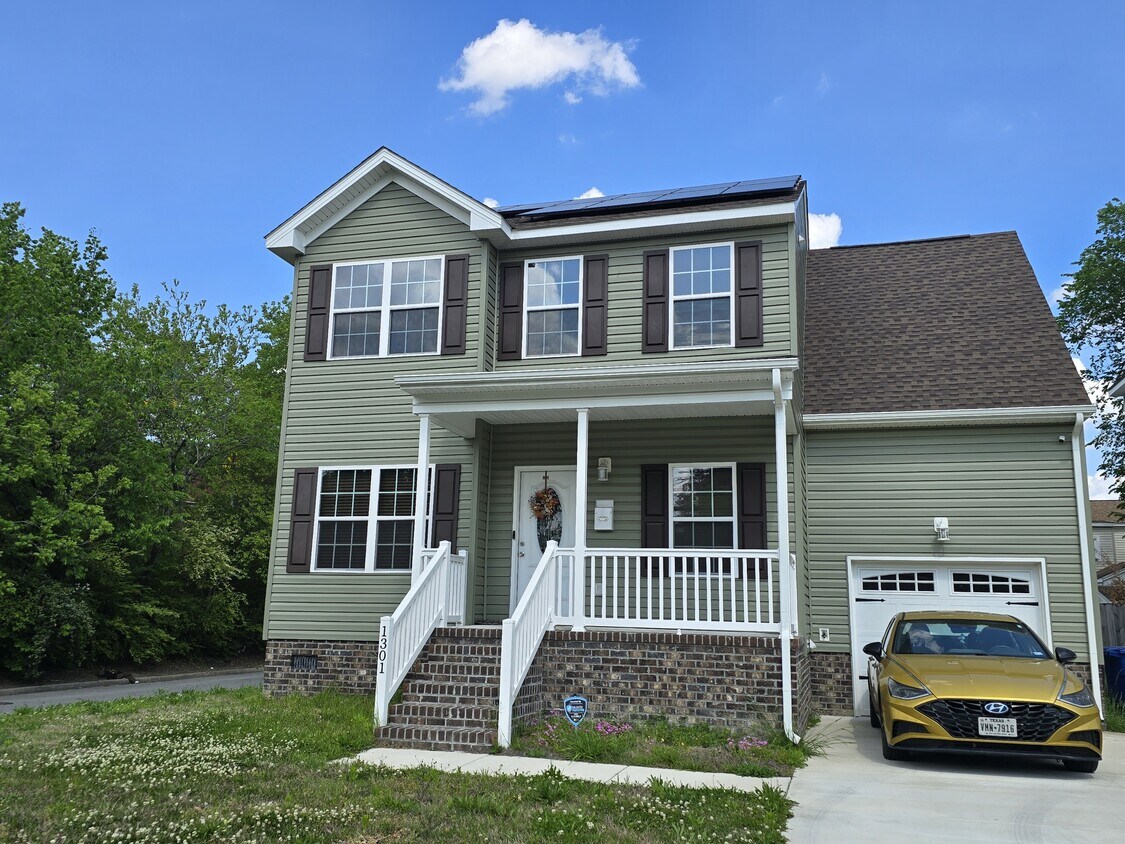 Primary Photo - 1301 Elm Ave